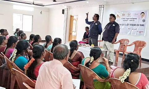 கூட்டத்தில் கலந்து கொண்டவர்களை படத்தில் காணலாம்.