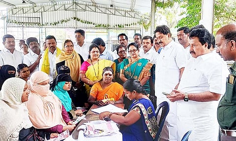 கிருஷ்ணகிரி நகராட்சி பழையபேட்டை 1-வது வார்டில் கலைஞர் மகளிர் உரிமை திட்ட விண்ணப்ப படிவங்கள் பூர்த்தி செய்யும் முகாமை, கிருஷ்ணகிரி கிழக்கு மாவட்ட தி.மு.க. செயலாளர் டி.மதியழகன் எம்.எல்.ஏ. பார்வையிட்டபோது எடுத்த படம்.