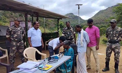 முகாமில் சிகிச்சை பெற்றுக்கொண்ட மலைகிராம மக்களை படத்தில் காணலாம்.