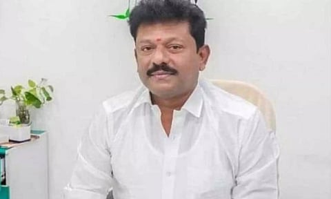 வெள்ளகோவில் நகராட்சி புதிய ஆணையாளராக பொறுப்பேற்றுக் கொண்ட எஸ்.வெங்கடேஸ்வரன்.