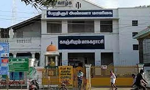 காஞ்சிபுரம் மாநகராட்சி கூட்டத்தில் மேயர் இருக்கை முன்பு அமர்ந்து அ.தி.மு.க. கவுன்சிலர்கள் போராட்டம்