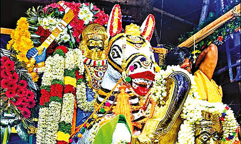 நிலக்கோட்டையில் கருப்பணசாமி வீதி உலா