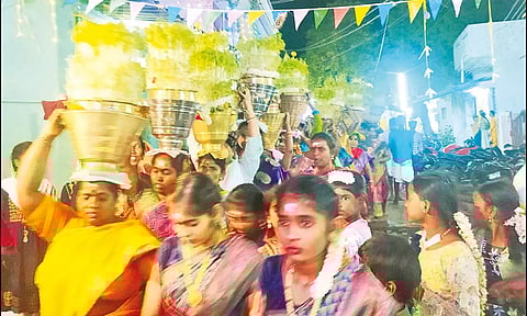 மன்னாடிமங்கலம் மகாசக்தி முச்சந்தி மாரியம்மன் கோவில் முளைப்பாரி திருவிழா