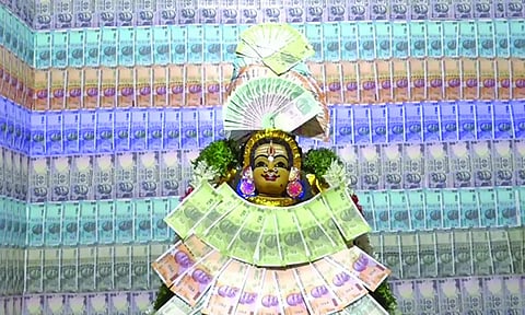 ரூபாய் நோட்டு அலங்காரத்தில் அம்மன் காட்சி தருவதை படத்தில் காணலாம்.