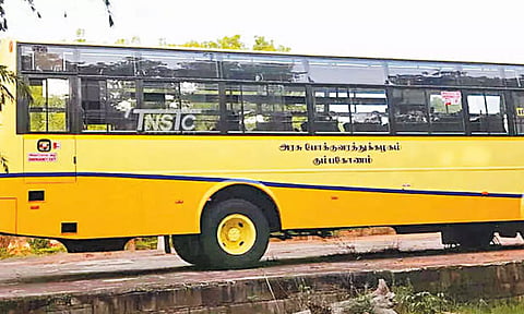 மஞ்சள் நிறத்தில் மாற்றம் செய்யப்பட்டுள்ள அரசு மாநகர போக்குவரத்துக்கழக பஸ்சை காணலாம்.