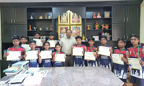 வெற்றிபெற்ற மாணவ-மாணவிகளுக்கு பரிசுகள் வழங்கப்பட்டது.