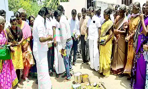 கலப்பைபட்டி கிராமத்தில் பேவர் பிளாக் சாலை அமைக்கும் பணிகளை சண்முகையா எம்.எல்.ஏ., யூனியன் சேர்மன் ரமேஷ் ஆகியோர் தொடங்கி வைத்த காட்சி.