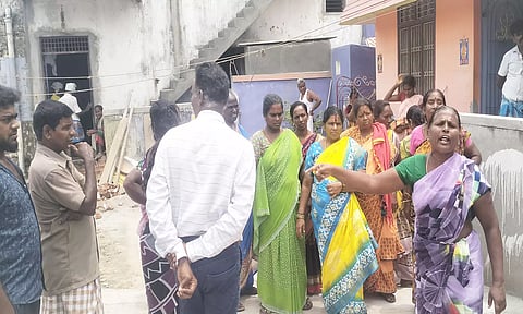 அதிகாரிகளிடம் பொதுமக்கள் வாக்குவாதம் செய்த காட்சி