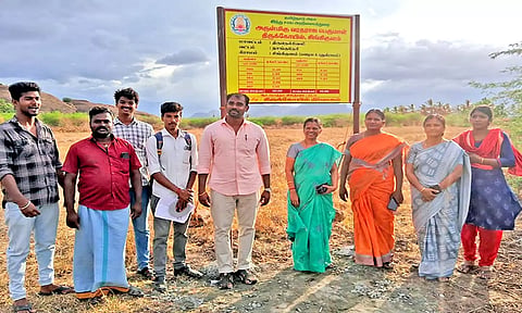 சிங்கிகுளத்தில் மீட்கப்பட்ட இடத்தின் முன்பு அறநிலையத்துறை அதிகாரிகள்.