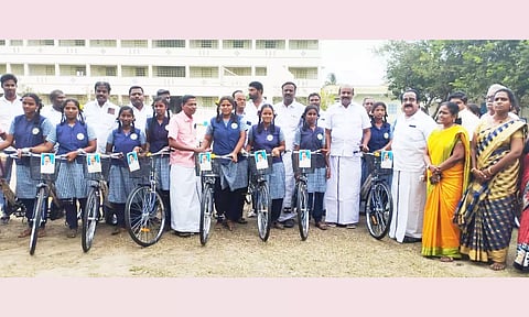 அரசு மாதிரி மகளிர் பள்ளியில் இலவச சைக்கிள்கள்