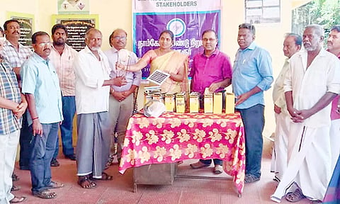 சாலையோர வியாபாரிகளுக்கு சோலார் மின்சாதனம் வழங்கப்பட்டது.