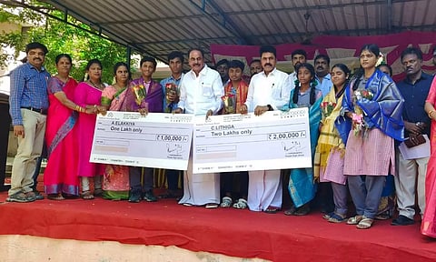 விண்வெளி மையத்தை பார்வையிட ரஷ்யா செல்லும் மாணவர்களுக்கு ரூ.4 லட்சம் நிதி உதவி- எம்.எல்.ஏ. இ.கருணாநிதி வழங்கினார்