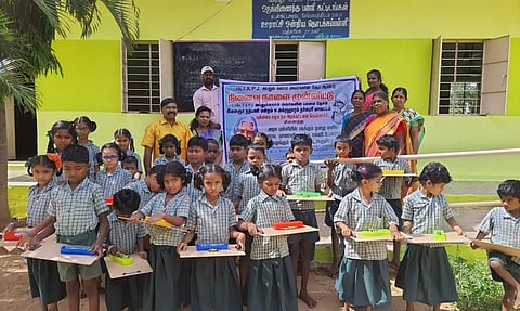 மஞ்சமேடு அரசு பள்ளியில் கல்வி உபகரணங்கள் வழங்கும் விழா