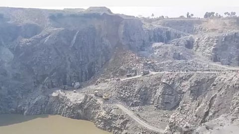 கல்குவாரிகள் மீது நடவடிக்கை எடுக்க கோரிக்கை