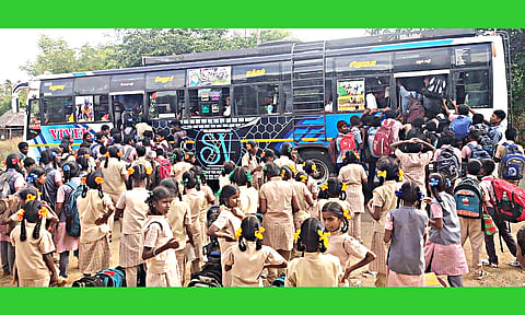 தனியார் பஸ்சில் முண்டியடித்து ஏறும் பள்ளி மாணவ, மாணவிகள்.