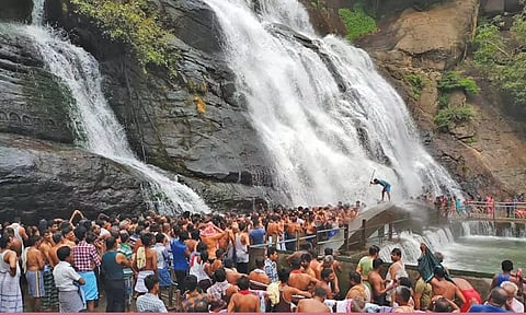 தொடர் விடுமுறையையொட்டி குற்றாலத்தில் அலைமோதும் சுற்றுலா பயணிகள் கூட்டம்