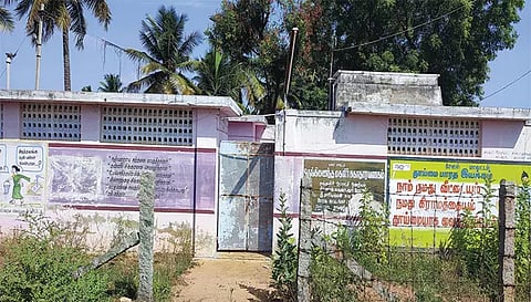 மகளிர் சுகாதார வளாகம் பூட்டி கிடக்கும் காட்சி.