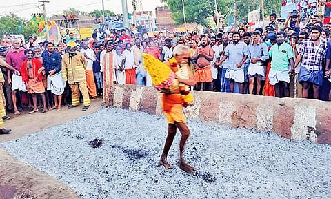 பூக்குழி திருவிழாவில் பக்தர்கள் பூக்குழி இறங்கிய போது எடுத்த படம்.