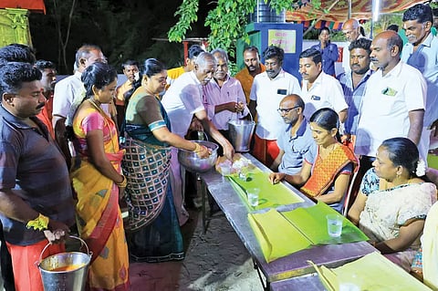 அன்னதானத்தை அமைச்சர் கீதாஜீவன் தொடங்கி வைத்த காட்சி.