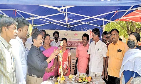 மானூர் கிழக்கு ஒன்றிய தி.மு.க. செயலாளர் அருள்மணி தலைமையில் மருத்துவ முகாம் தொடங்கப்பட்டபோது எடுத்த படம்.