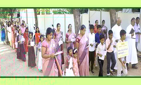 பாலர் ஞாயிறு பண்டிகையையொட்டி ஆசிரியர்களுடன் சிறுவர்-சிறுமிகள் பேரணியாக சென்ற காட்சி.