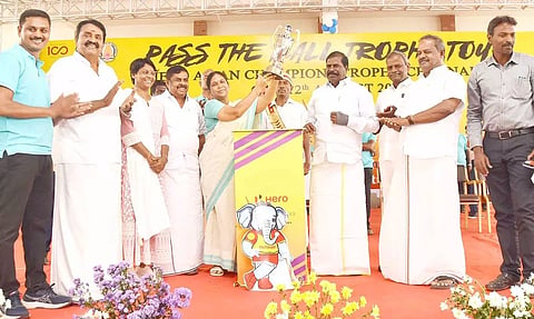 தருமபுரி மாவட்டத்திற்கு வருகை தந்த ஆசிய ஆடவர் ஆக்கி சாம்பியன்ஷிப்-2023 கோப்பையை கலெக்டர் சாந்தி பெற்று கொண்ட போது எடுத்தபடம். அருகில் எம்.எல்.ஏ.க்கள் ஜி.கே.மணி, கோவிந்தசாமி, வெங்கடேஸ்வரன் உள்பட பலர் உள்ளனர்.