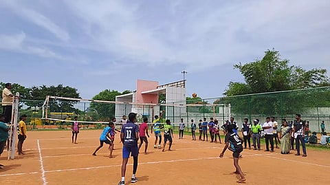 விக்கிரவாண்டி சூர்யா கல்லுாரியில் வாலிபால் கழக மாநில இணைச் செயலாளர் மணி முன்னிலையில் மாநில கைப்பந்து போட்டியில் பங்கேற்க வீரர்களை தேர்்வு செய்ய போட்டி நடந்தது.