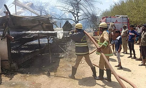 தீயை அணைக்கும் முயற்சியில் தீயணைப்பு வீரர்கள் ஈடுபட்டுள்ள காட்சி.
