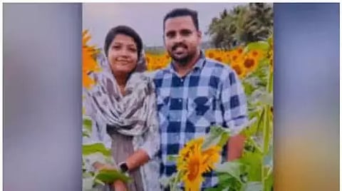 பாறை மீது நின்று "செல்பி"- ஆற்றில் அடித்துச் செல்லப்பட்ட புதுமண தம்பதி சடலமாக மீட்பு