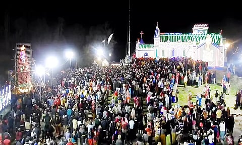 கொடியேற்றத்தில் கலந்து கொண்டவர்களை படத்தில் காணலாம்.