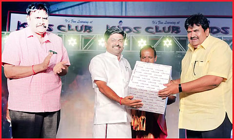 ஆண்டு விழாவில் கலந்து கொண்டவர்களின் காட்சி.