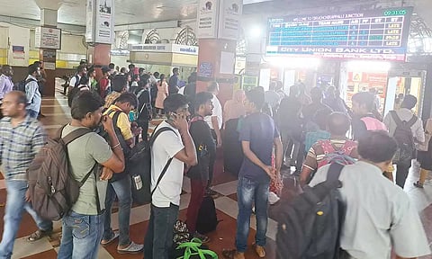 திருச்சியில் தண்டவாளம் பராமரிப்பு பணி- தென்மாவட்ட ரெயில்கள் சென்னைக்கு 5 மணி நேரம் தாமதமாக வந்தன