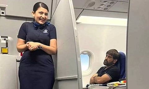 டோனியை வீடியோ எடுத்து cute reaction கொடுத்த விமான பணிப்பெண்.. வைரலாகும் வீடியோ