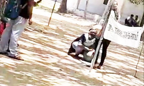 இளவட்ட கல்லை பெண் தூக்கிய காட்சி.