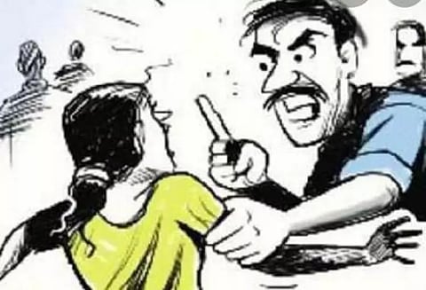 இளம் பெண்ணுக்கு கொலை மிரட்டல் விடுத்த ரவுடி