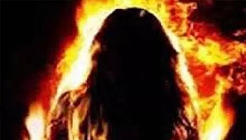 மாற்றுத்திறனாளி பெண் தீக்குளிக்க முயற்சி