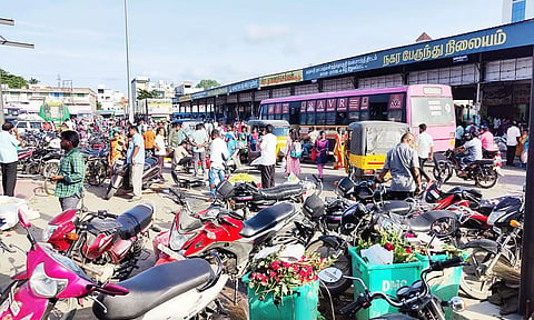 தருமபுரி டவுன் பஸ் நியைத்தில் பஸ் நிற்கும் இடத்தில் ஆக்கிரமிப்பு செய்யப்பட்டுள்ளதை படத்தில் காணலாம்.