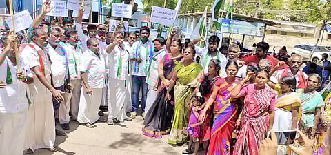 உடன்குடி பஸ் நிலையம் எதிரே உள்ள அரசு மதுபான கடையை மாற்றக்கோரி முற்றுகை போராட்டம்