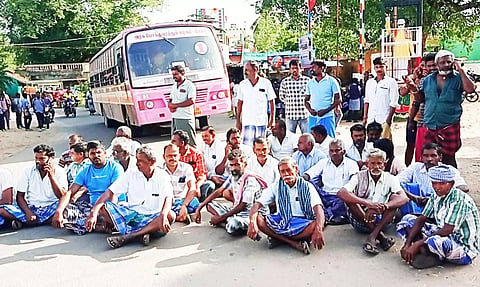  சாலை மறியல் போராட்டத்தில் ஈடுபட்டவர்களை படத்தில் காணலாம்.
