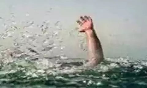 ஆற்றில் மூழ்கிய முதியவரின் கதி என்ன?