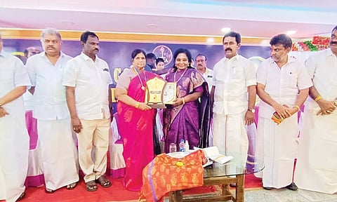 விழாவில் கவர்னர் தமிழிசை சவுந்தரராஜன் விருது வழங்கினார்.