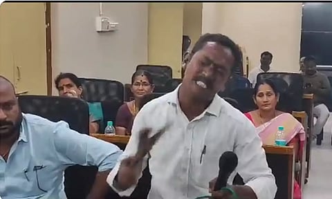 ஆந்திராவில் தன்னைத்தானே செருப்பால் அடித்துக் கொண்ட கவுன்சிலர் - காரணம் இதுதான்