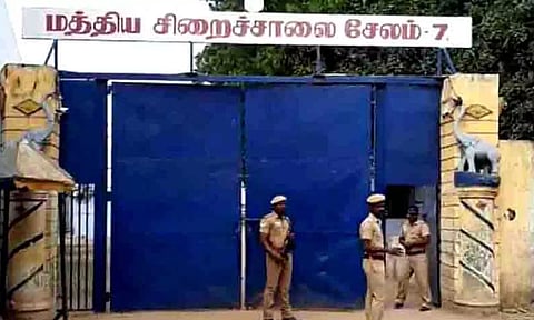 சேலம் மத்திய சிறையில் சாராய ஊறல் போட்ட கைதிகள் யார்? கேமிரா பதிவுகளை ஆய்வு செய்து விசாரணை