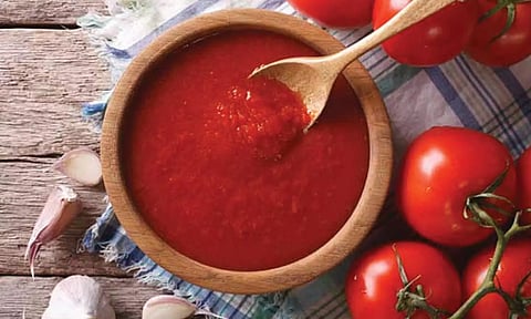 விண்ணைத்தொடும் விலை உயர்வால் 'தக்காளி சாஸ்க்கு' மாறும் பொதுமக்கள்