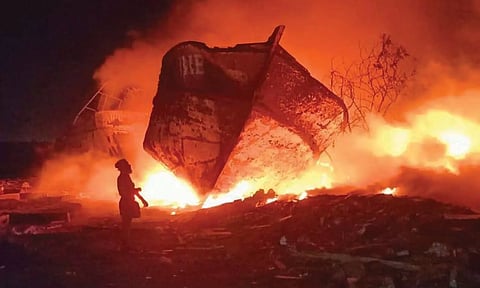 சின்னமுட்டம் படகு தளத்தில் 2 கடத்தல் படகுகள் தீப்பிடித்தது எப்படி?