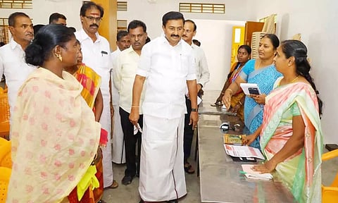 கலைஞர் மகளிர் உரிமை திட்ட விண்ணப்ப பதிவு முகாமினை அமைச்சர் மு.பெ. சாமிநாதன் ஆய்வு செய்த காட்சி.