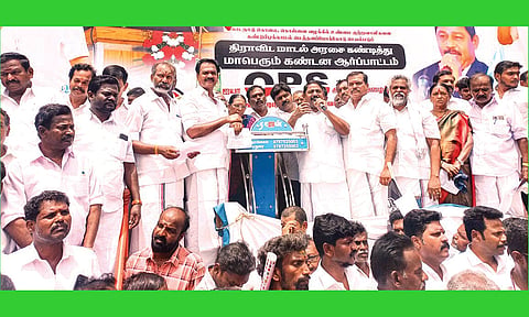 திருமங்கலத்தில் ஓ.பி.எஸ். அணி சார்பில் மதுரை தெற்கு, மதுரை மாநகர், மதுரை வடக்கு மாவட்ட செயலாளர்கள் ஐயப்பன் எம்.எல்.ஏ., முன்னாள் எம்.பி., கோபாலகிருஷ்ணன், முரு–கேசன், இளைஞரணி மாநில செயலாளர் வி.ஆர்.ராஜ்மோகன், அமைப்பு செயலாளர் ஜி.ராம–மூர்த்தி ஆகியோர் தலைமையில் ஆர்ப்பாட்டம் நடைபெற்ற காட்சி.
