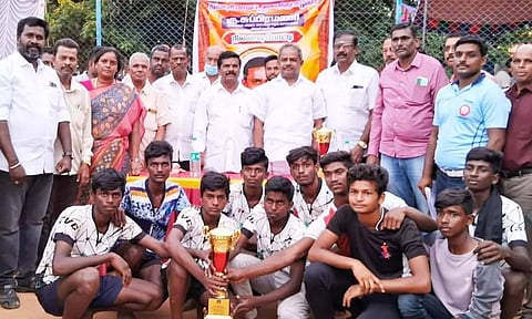 மாவட்ட அளவிலான கைப்பந்து போட்டியில் முதலிடம் பிடித்த ஏலகிரி அரசு பள்ளி அணிக்கு பரிசு கோப்பைகளை வெங்கடேஸ்வரன் எம்.எல்.ஏ. வழங்கிய காட்சி.
