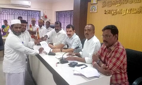 மேயர் சரவணன், துணை மேயர் கே.ஆர். ராஜூ ஆகியோரிடம் எஸ்.டி.பி.ஐ. கட்சியின் சார்பில் மனு அளிக்கப்பட்டபோது எடுத்த படம்.