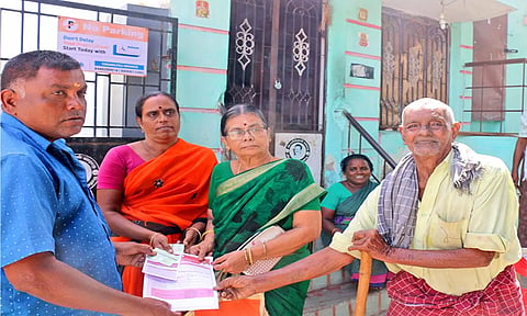 வண்ணார்பேட்டையில் வீடுகளுக்கு சென்று டோக்கன் வினியோகம் செய்தபோது எடுத்தபடம்.